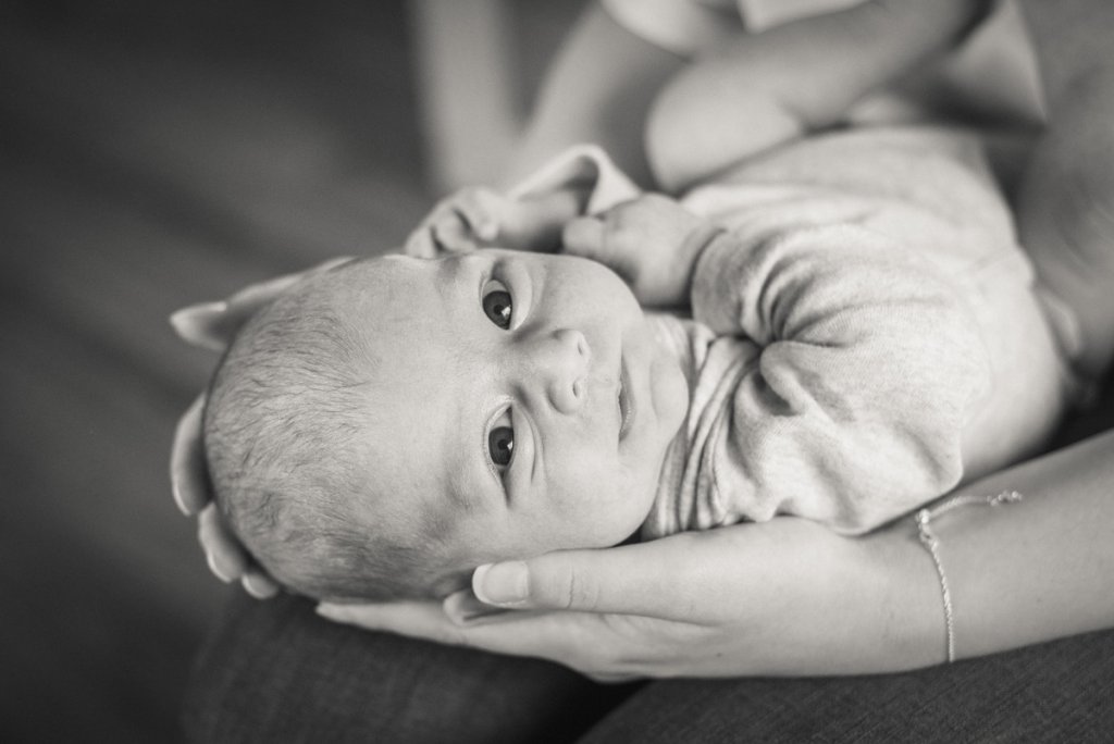 druzinska fotografija fotografiranje novorojencka na domu
