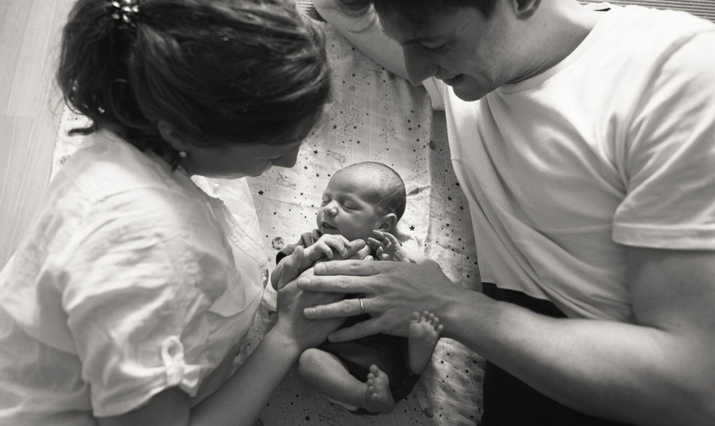družinska fotografija fotografiranje novorojecka na domu